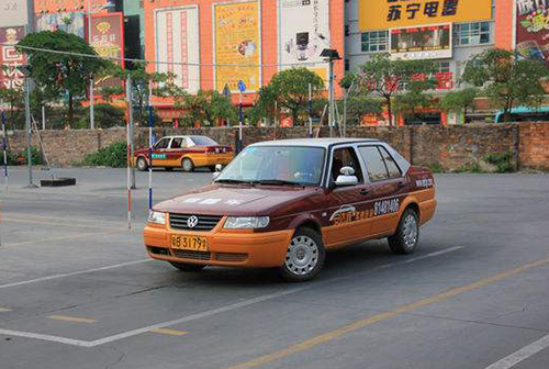 在练习中的教练车